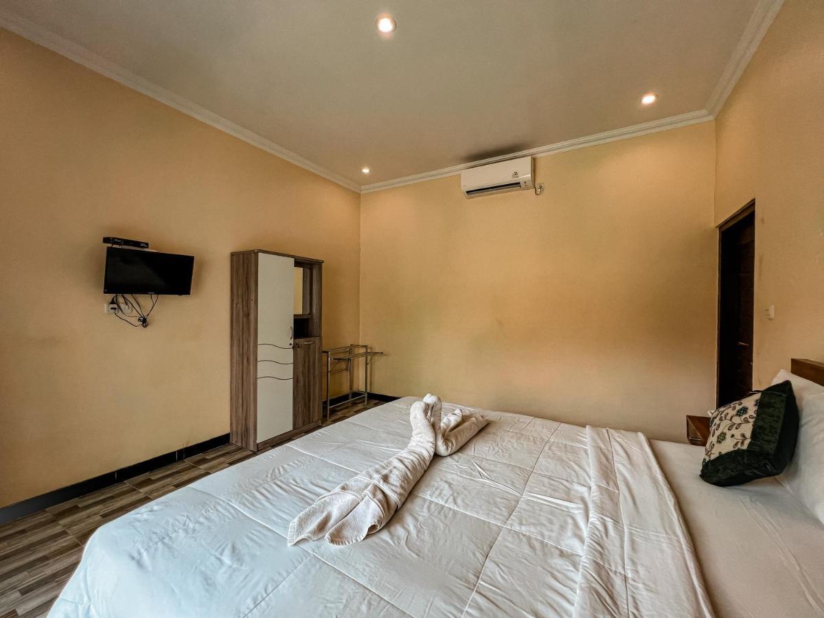 Gayatri Bungalows Batununggul Exterior photo
